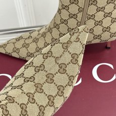 Gucci/古驰26WF新品老花 尖头金属跟高跟短靴 沙色双G老花铺陈复古肌理 尖头勾勒纤细足型线条 金调金属细跟撑起冷 Gucci/古驰26WF新品老花 尖头金属跟高跟短靴 沙色双G老花铺陈复古肌理 尖头勾勒纤细足型线条 金调金属细跟撑起冷