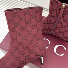 Gucci/古驰26WF新品老花 尖头金属跟高跟短靴 沙色双G老花铺陈复古肌理 尖头勾勒纤细足型线条 金调金属细跟撑起冷 Gucci/古驰26WF新品老花 尖头金属跟高跟短靴 沙色双G老花铺陈复古肌理 尖头勾勒纤细足型线条 金调金属细跟撑起冷