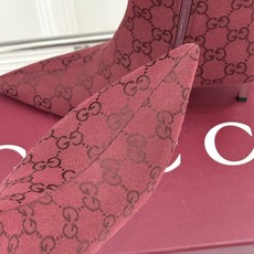Gucci/古驰26WF新品老花 尖头金属跟高跟短靴 沙色双G老花铺陈复古肌理 尖头勾勒纤细足型线条 金调金属细跟撑起冷 Gucci/古驰26WF新品老花 尖头金属跟高跟短靴 沙色双G老花铺陈复古肌理 尖头勾勒纤细足型线条 金调金属细跟撑起冷
