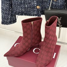 Gucci/古驰26WF新品老花 尖头金属跟高跟短靴 沙色双G老花铺陈复古肌理 尖头勾勒纤细足型线条 金调金属细跟撑起冷 Gucci/古驰26WF新品老花 尖头金属跟高跟短靴 沙色双G老花铺陈复古肌理 尖头勾勒纤细足型线条 金调金属细跟撑起冷