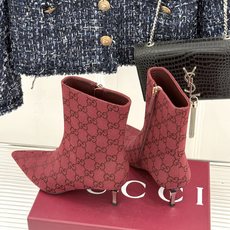 Gucci/古驰26WF新品老花 尖头金属跟高跟短靴 沙色双G老花铺陈复古肌理 尖头勾勒纤细足型线条 金调金属细跟撑起冷 Gucci/古驰26WF新品老花 尖头金属跟高跟短靴 沙色双G老花铺陈复古肌理 尖头勾勒纤细足型线条 金调金属细跟撑起冷