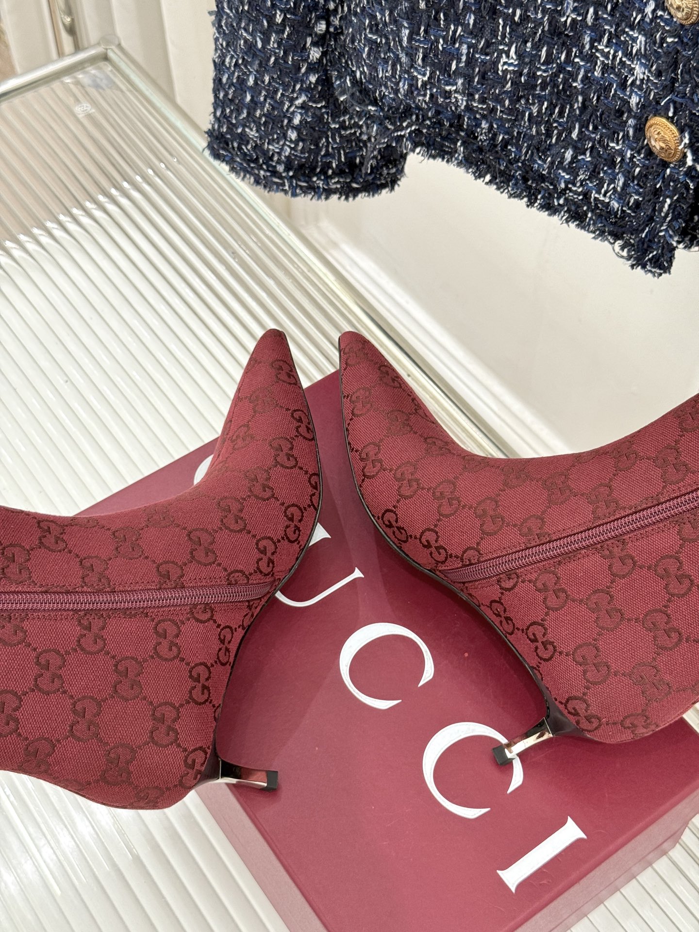 Gucci/古驰26WF新品老花 尖头金属跟高跟短靴 沙色双G老花铺陈复古肌理 尖头勾勒纤细足型线条 金调金属细跟撑起冷 Gucci/古驰26WF新品老花 尖头金属跟高跟短靴 沙色双G老花铺陈复古肌理 尖头勾勒纤细足型线条 金调金属细跟撑起冷