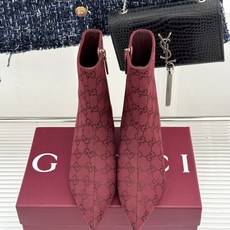 Gucci/古驰26WF新品老花 尖头金属跟高跟短靴 沙色双G老花铺陈复古肌理 尖头勾勒纤细足型线条 金调金属细跟撑起冷 Gucci/古驰26WF新品老花 尖头金属跟高跟短靴 沙色双G老花铺陈复古肌理 尖头勾勒纤细足型线条 金调金属细跟撑起冷