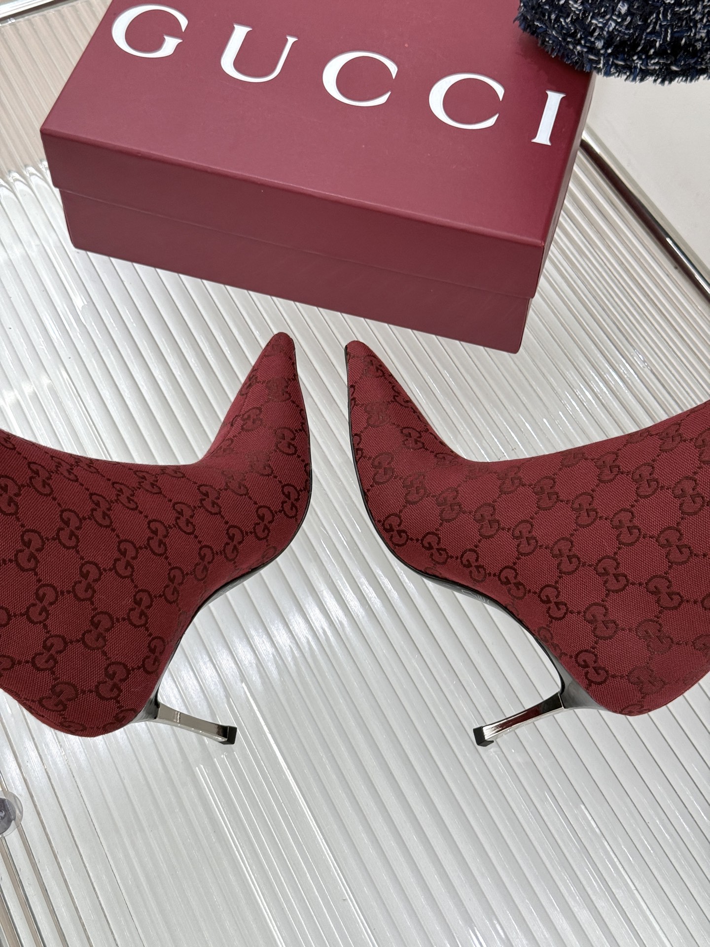 Gucci/古驰26WF新品老花 尖头金属跟高跟长靴 沙色双G老花铺陈复古肌理 尖头勾勒纤细足型线条 金调金属细跟撑起冷 Gucci/古驰26WF新品老花 尖头金属跟高跟长靴 沙色双G老花铺陈复古肌理 尖头勾勒纤细足型线条 金调金属细跟撑起冷