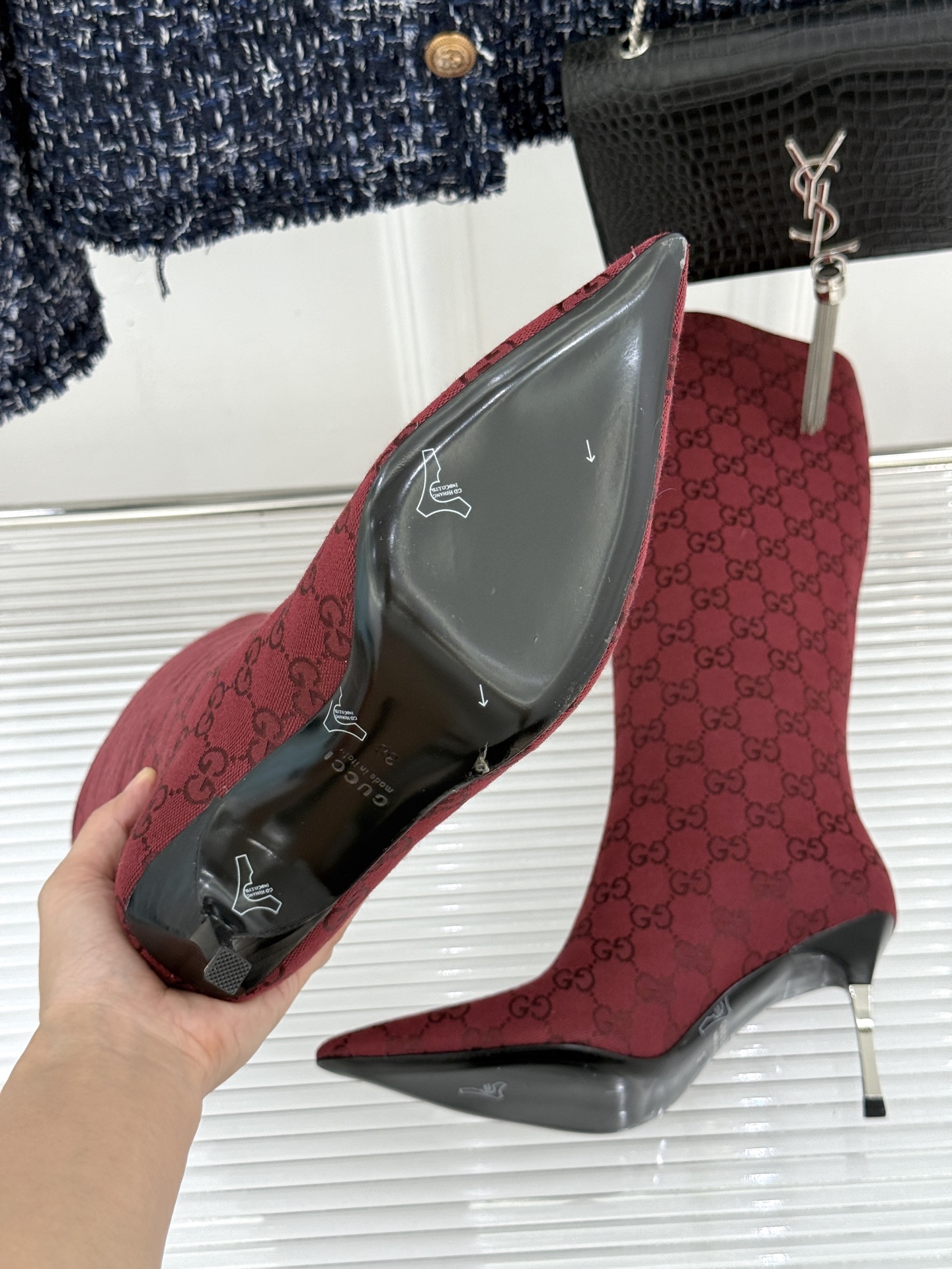 Gucci/古驰26WF新品老花 尖头金属跟高跟长靴 沙色双G老花铺陈复古肌理 尖头勾勒纤细足型线条 金调金属细跟撑起冷 Gucci/古驰26WF新品老花 尖头金属跟高跟长靴 沙色双G老花铺陈复古肌理 尖头勾勒纤细足型线条 金调金属细跟撑起冷