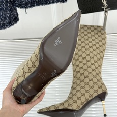 Gucci/古驰26WF新品老花 尖头金属跟高跟长靴 沙色双G老花铺陈复古肌理 尖头勾勒纤细足型线条 金调金属细跟撑起冷 Gucci/古驰26WF新品老花 尖头金属跟高跟长靴 沙色双G老花铺陈复古肌理 尖头勾勒纤细足型线条 金调金属细跟撑起冷