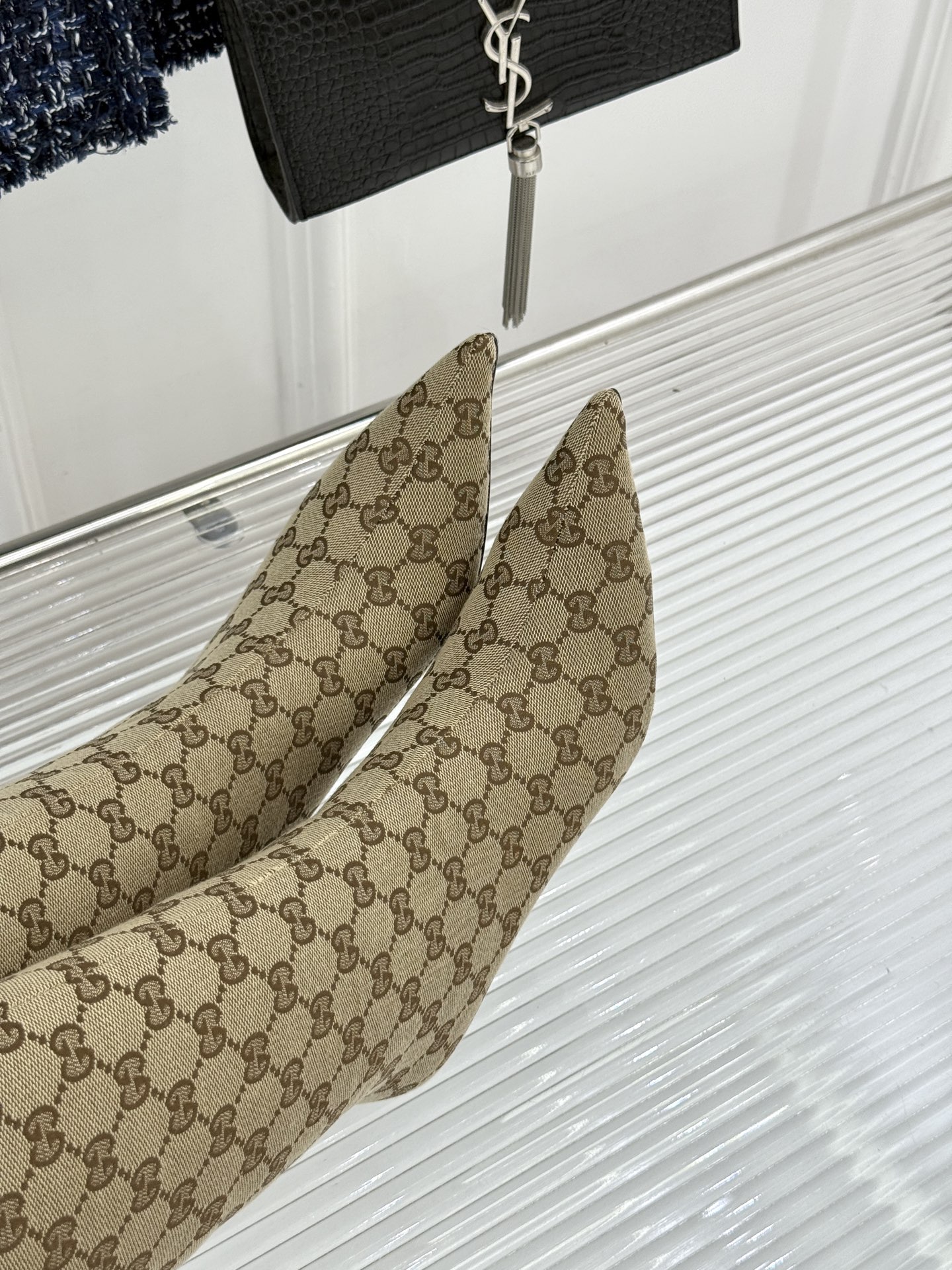 Gucci/古驰26WF新品老花 尖头金属跟高跟长靴 沙色双G老花铺陈复古肌理 尖头勾勒纤细足型线条 金调金属细跟撑起冷 Gucci/古驰26WF新品老花 尖头金属跟高跟长靴 沙色双G老花铺陈复古肌理 尖头勾勒纤细足型线条 金调金属细跟撑起冷