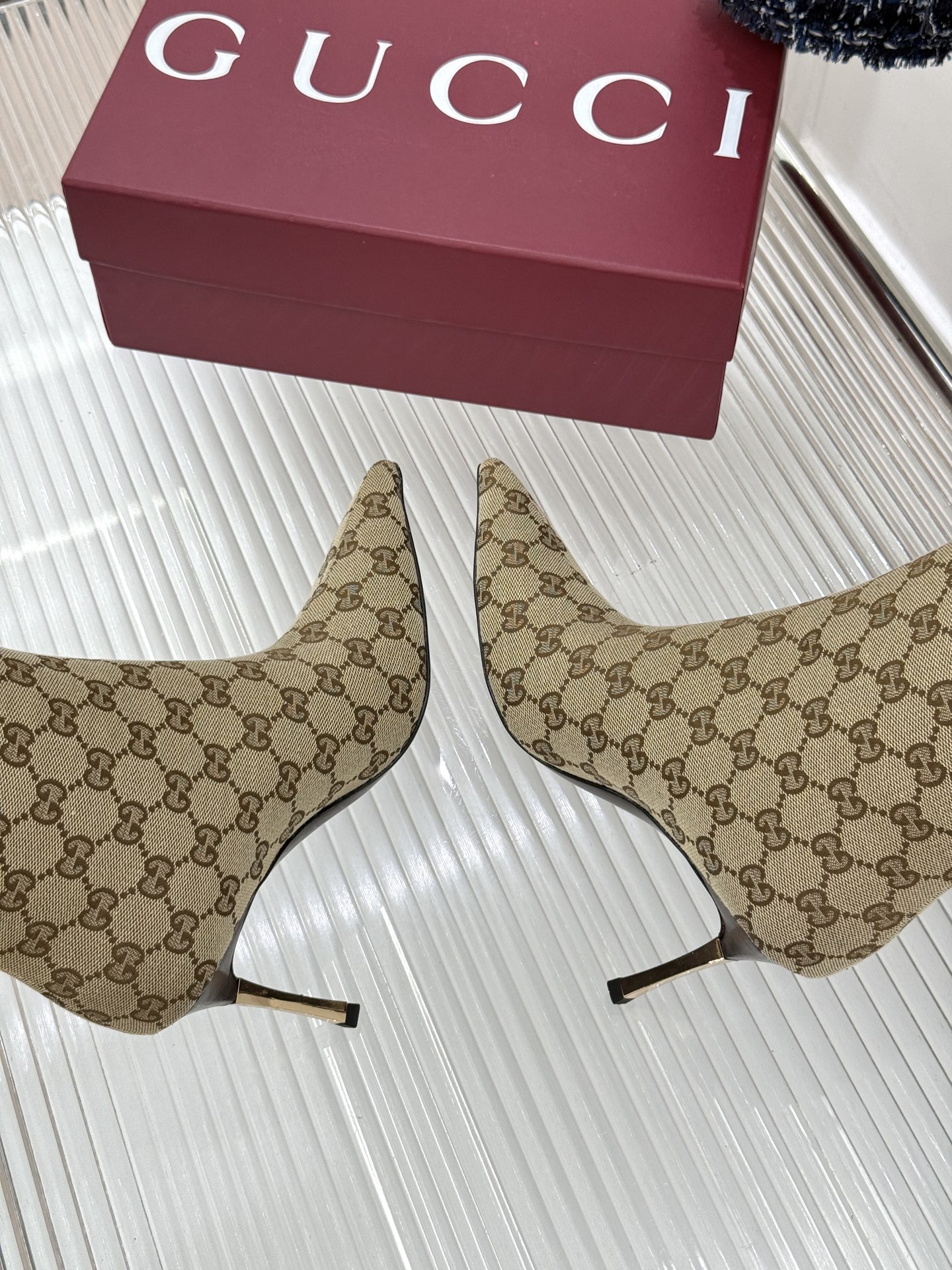 Gucci/古驰26WF新品老花 尖头金属跟高跟长靴 沙色双G老花铺陈复古肌理 尖头勾勒纤细足型线条 金调金属细跟撑起冷 Gucci/古驰26WF新品老花 尖头金属跟高跟长靴 沙色双G老花铺陈复古肌理 尖头勾勒纤细足型线条 金调金属细跟撑起冷