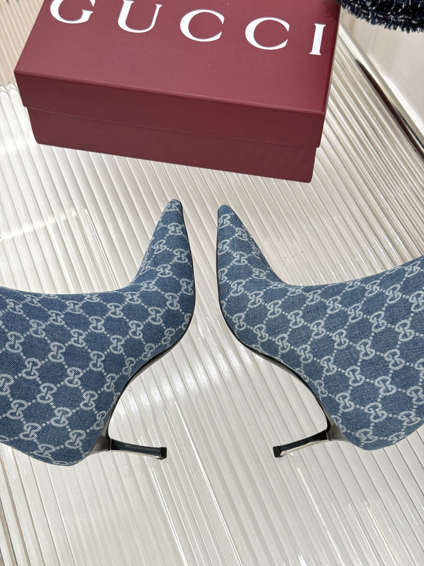 Gucci/古驰26WF新品老花 尖头金属跟高跟长靴 沙色双G老花铺陈复古肌理 尖头勾勒纤细足型线条 金调金属细跟撑起冷 Gucci/古驰26WF新品老花 尖头金属跟高跟长靴 沙色双G老花铺陈复古肌理 尖头勾勒纤细足型线条 金调金属细跟撑起冷