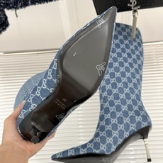 Gucci/古驰26WF新品老花 尖头金属跟高跟长靴 沙色双G老花铺陈复古肌理 尖头勾勒纤细足型线条 金调金属细跟撑起冷 Gucci/古驰26WF新品老花 尖头金属跟高跟长靴 沙色双G老花铺陈复古肌理 尖头勾勒纤细足型线条 金调金属细跟撑起冷