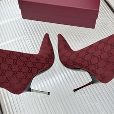 Gucci/古驰26WF新品老花 尖头金属跟高跟长靴 沙色双G老花铺陈复古肌理 尖头勾勒纤细足型线条 金调金属细跟撑起冷 Gucci/古驰26WF新品老花 尖头金属跟高跟长靴 沙色双G老花铺陈复古肌理 尖头勾勒纤细足型线条 金调金属细跟撑起冷