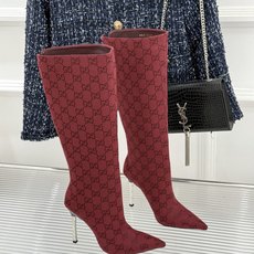Gucci/古驰26WF新品老花 尖头金属跟高跟长靴 沙色双G老花铺陈复古肌理 尖头勾勒纤细足型线条 金调金属细跟撑起冷 Gucci/古驰26WF新品老花 尖头金属跟高跟长靴 沙色双G老花铺陈复古肌理 尖头勾勒纤细足型线条 金调金属细跟撑起冷