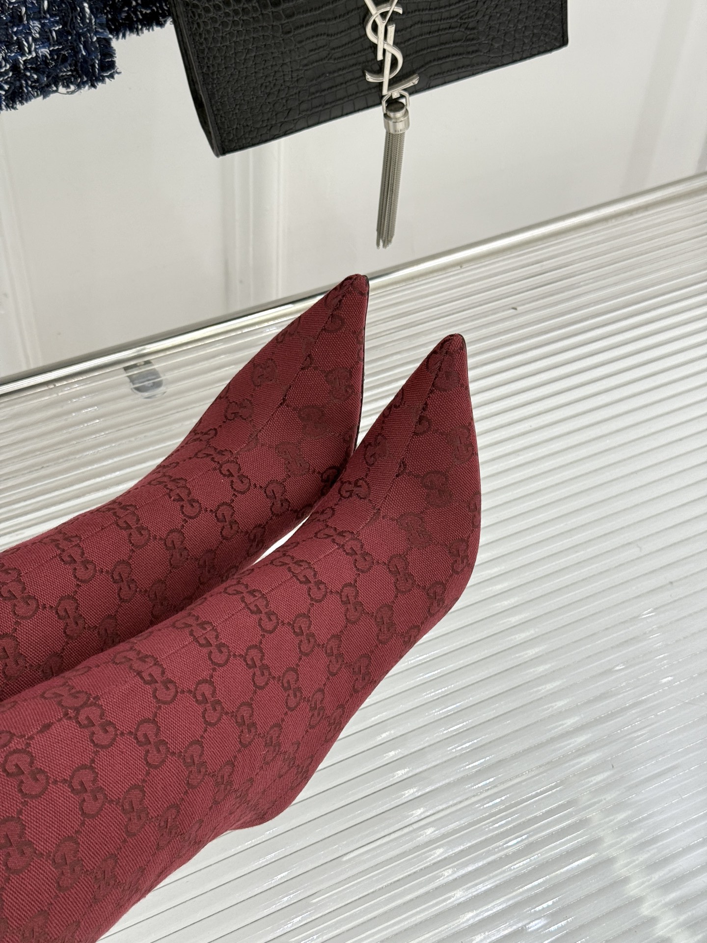 Gucci/古驰26WF新品老花 尖头金属跟高跟长靴 沙色双G老花铺陈复古肌理 尖头勾勒纤细足型线条 金调金属细跟撑起冷 Gucci/古驰26WF新品老花 尖头金属跟高跟长靴 沙色双G老花铺陈复古肌理 尖头勾勒纤细足型线条 金调金属细跟撑起冷