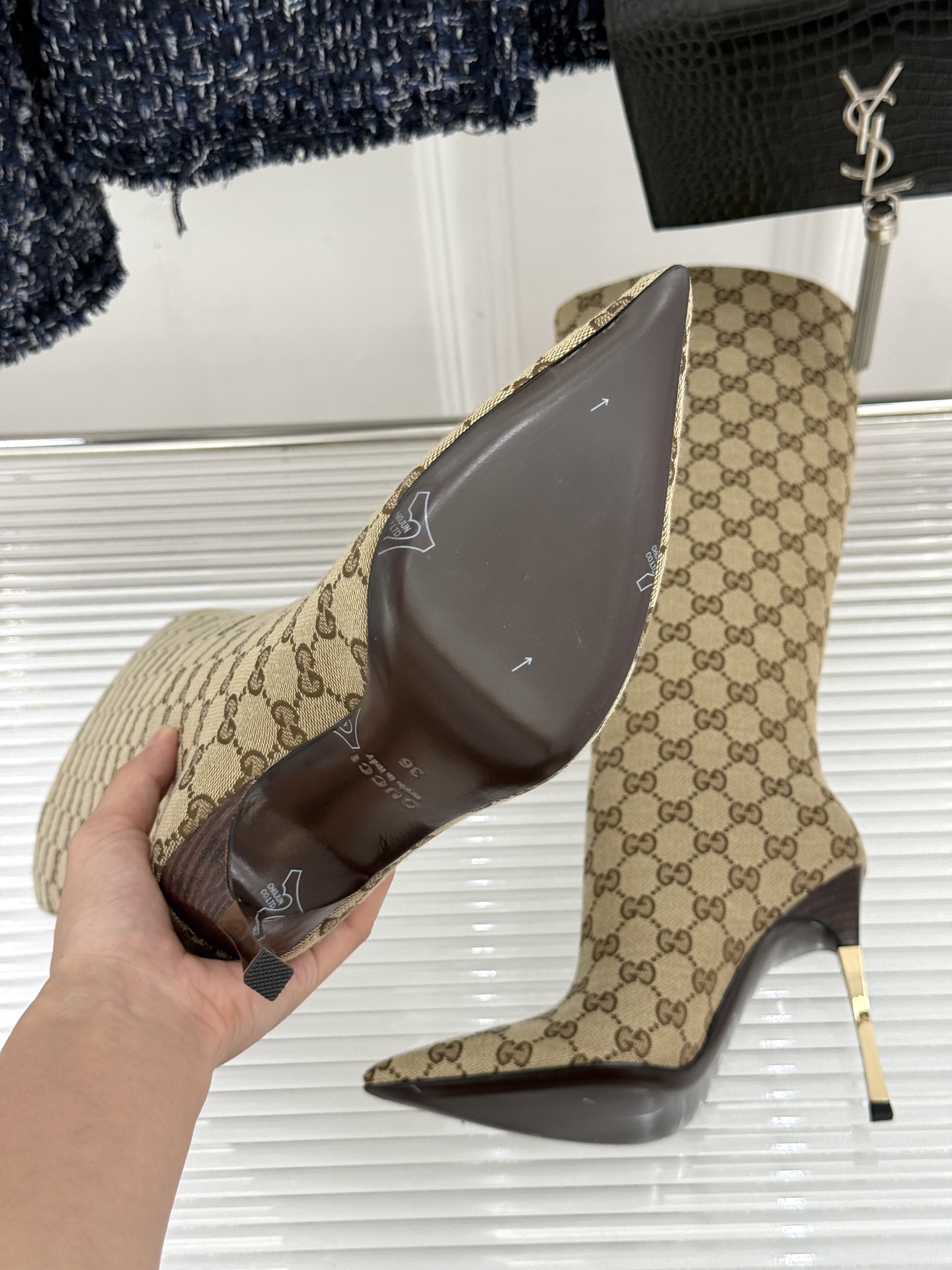 Gucci/古驰26WF新品老花 尖头金属跟高跟长靴 沙色双G老花铺陈复古肌理 尖头勾勒纤细足型线条 金调金属细跟撑起冷 Gucci/古驰26WF新品老花 尖头金属跟高跟长靴 沙色双G老花铺陈复古肌理 尖头勾勒纤细足型线条 金调金属细跟撑起冷