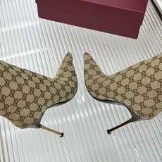Gucci/古驰26WF新品老花 尖头金属跟高跟长靴 沙色双G老花铺陈复古肌理 尖头勾勒纤细足型线条 金调金属细跟撑起冷 Gucci/古驰26WF新品老花 尖头金属跟高跟长靴 沙色双G老花铺陈复古肌理 尖头勾勒纤细足型线条 金调金属细跟撑起冷