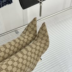 Gucci/古驰26WF新品老花 尖头金属跟高跟长靴 沙色双G老花铺陈复古肌理 尖头勾勒纤细足型线条 金调金属细跟撑起冷 Gucci/古驰26WF新品老花 尖头金属跟高跟长靴 沙色双G老花铺陈复古肌理 尖头勾勒纤细足型线条 金调金属细跟撑起冷