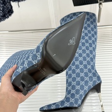 Gucci/古驰26WF新品老花 尖头金属跟高跟长靴 沙色双G老花铺陈复古肌理 尖头勾勒纤细足型线条 金调金属细跟撑起冷 Gucci/古驰26WF新品老花 尖头金属跟高跟长靴 沙色双G老花铺陈复古肌理 尖头勾勒纤细足型线条 金调金属细跟撑起冷