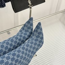 Gucci/古驰26WF新品老花 尖头金属跟高跟长靴 沙色双G老花铺陈复古肌理 尖头勾勒纤细足型线条 金调金属细跟撑起冷 Gucci/古驰26WF新品老花 尖头金属跟高跟长靴 沙色双G老花铺陈复古肌理 尖头勾勒纤细足型线条 金调金属细跟撑起冷