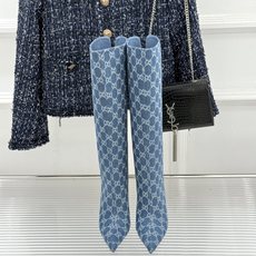 Gucci/古驰26WF新品老花 尖头金属跟高跟长靴 沙色双G老花铺陈复古肌理 尖头勾勒纤细足型线条 金调金属细跟撑起冷 Gucci/古驰26WF新品老花 尖头金属跟高跟长靴 沙色双G老花铺陈复古肌理 尖头勾勒纤细足型线条 金调金属细跟撑起冷