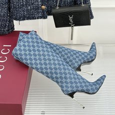 Gucci/古驰26WF新品老花 尖头金属跟高跟长靴 沙色双G老花铺陈复古肌理 尖头勾勒纤细足型线条 金调金属细跟撑起冷 Gucci/古驰26WF新品老花 尖头金属跟高跟长靴 沙色双G老花铺陈复古肌理 尖头勾勒纤细足型线条 金调金属细跟撑起冷