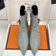顶版 Hermès/爱马仕26WF新品Kelly扣 尖头侧拉链性感猫跟短靴 Kelly锁扣镌刻经典标识 尖头微露性感氛围 顶版 Hermès/爱马仕26WF新品Kelly扣 尖头侧拉链性感猫跟短靴 Kelly锁扣镌刻经典标识 尖头微露性感氛围