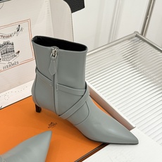 顶版 Hermès/爱马仕26WF新品Kelly扣 尖头侧拉链性感猫跟短靴 Kelly锁扣镌刻经典标识 尖头微露性感氛围 顶版 Hermès/爱马仕26WF新品Kelly扣 尖头侧拉链性感猫跟短靴 Kelly锁扣镌刻经典标识 尖头微露性感氛围