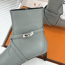 顶版 Hermès/爱马仕26WF新品Kelly扣 尖头侧拉链性感猫跟短靴 Kelly锁扣镌刻经典标识 尖头微露性感氛围 顶版 Hermès/爱马仕26WF新品Kelly扣 尖头侧拉链性感猫跟短靴 Kelly锁扣镌刻经典标识 尖头微露性感氛围