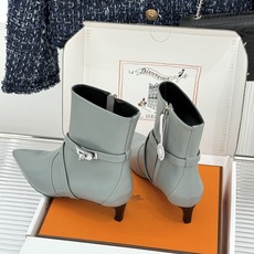 顶版 Hermès/爱马仕26WF新品Kelly扣 尖头侧拉链性感猫跟短靴 Kelly锁扣镌刻经典标识 尖头微露性感氛围 顶版 Hermès/爱马仕26WF新品Kelly扣 尖头侧拉链性感猫跟短靴 Kelly锁扣镌刻经典标识 尖头微露性感氛围