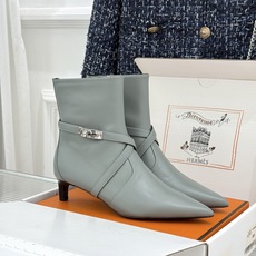 顶版 Hermès/爱马仕26WF新品Kelly扣 尖头侧拉链性感猫跟短靴 Kelly锁扣镌刻经典标识 尖头微露性感氛围 顶版 Hermès/爱马仕26WF新品Kelly扣 尖头侧拉链性感猫跟短靴 Kelly锁扣镌刻经典标识 尖头微露性感氛围