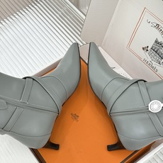 顶版 Hermès/爱马仕26WF新品Kelly扣 尖头侧拉链性感猫跟短靴 Kelly锁扣镌刻经典标识 尖头微露性感氛围 顶版 Hermès/爱马仕26WF新品Kelly扣 尖头侧拉链性感猫跟短靴 Kelly锁扣镌刻经典标识 尖头微露性感氛围