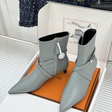 顶版 Hermès/爱马仕26WF新品Kelly扣 尖头侧拉链性感猫跟短靴 Kelly锁扣镌刻经典标识 尖头微露性感氛围 顶版 Hermès/爱马仕26WF新品Kelly扣 尖头侧拉链性感猫跟短靴 Kelly锁扣镌刻经典标识 尖头微露性感氛围