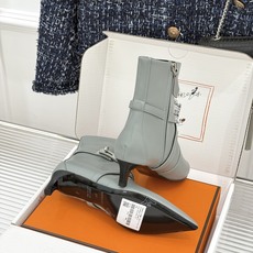 顶版 Hermès/爱马仕26WF新品Kelly扣 尖头侧拉链性感猫跟短靴 Kelly锁扣镌刻经典标识 尖头微露性感氛围 顶版 Hermès/爱马仕26WF新品Kelly扣 尖头侧拉链性感猫跟短靴 Kelly锁扣镌刻经典标识 尖头微露性感氛围
