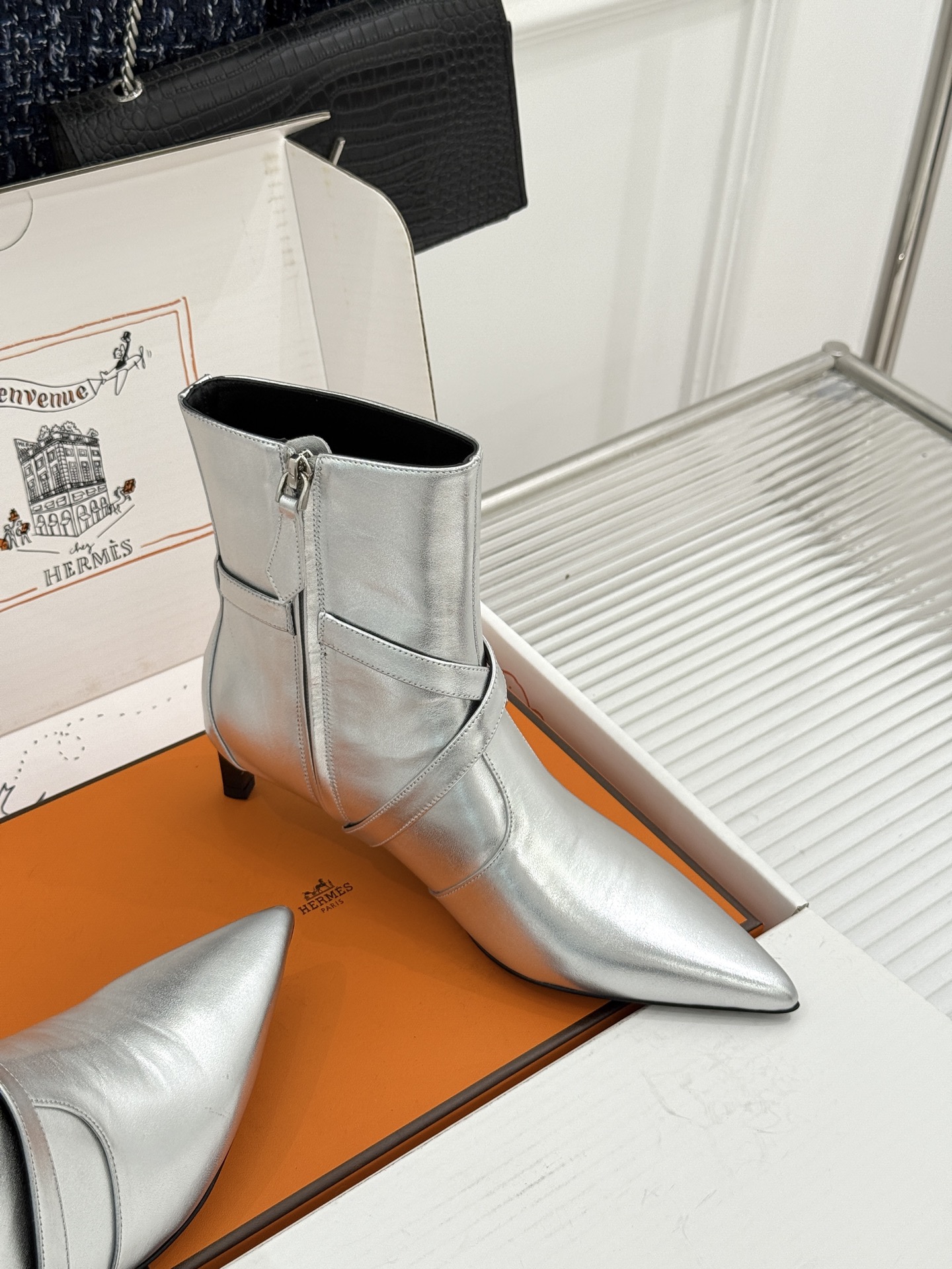 顶版 Hermès/爱马仕26WF新品Kelly扣 尖头侧拉链性感猫跟短靴 Kelly锁扣镌刻经典标识 尖头微露性感氛围 顶版 Hermès/爱马仕26WF新品Kelly扣 尖头侧拉链性感猫跟短靴 Kelly锁扣镌刻经典标识 尖头微露性感氛围