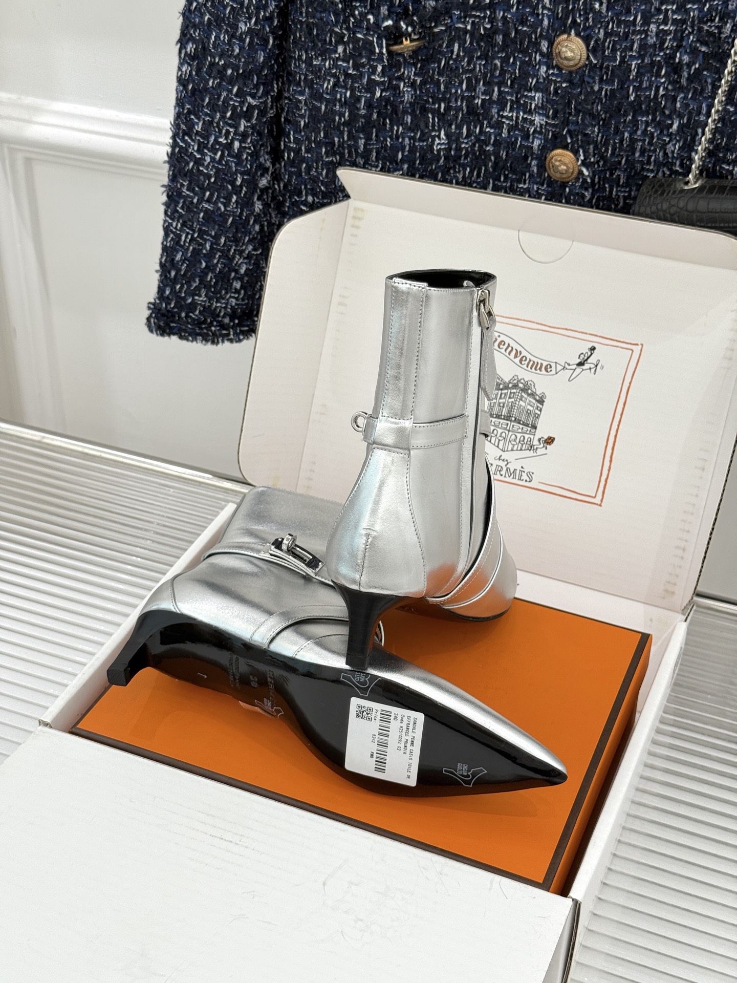顶版 Hermès/爱马仕26WF新品Kelly扣 尖头侧拉链性感猫跟短靴 Kelly锁扣镌刻经典标识 尖头微露性感氛围 顶版 Hermès/爱马仕26WF新品Kelly扣 尖头侧拉链性感猫跟短靴 Kelly锁扣镌刻经典标识 尖头微露性感氛围