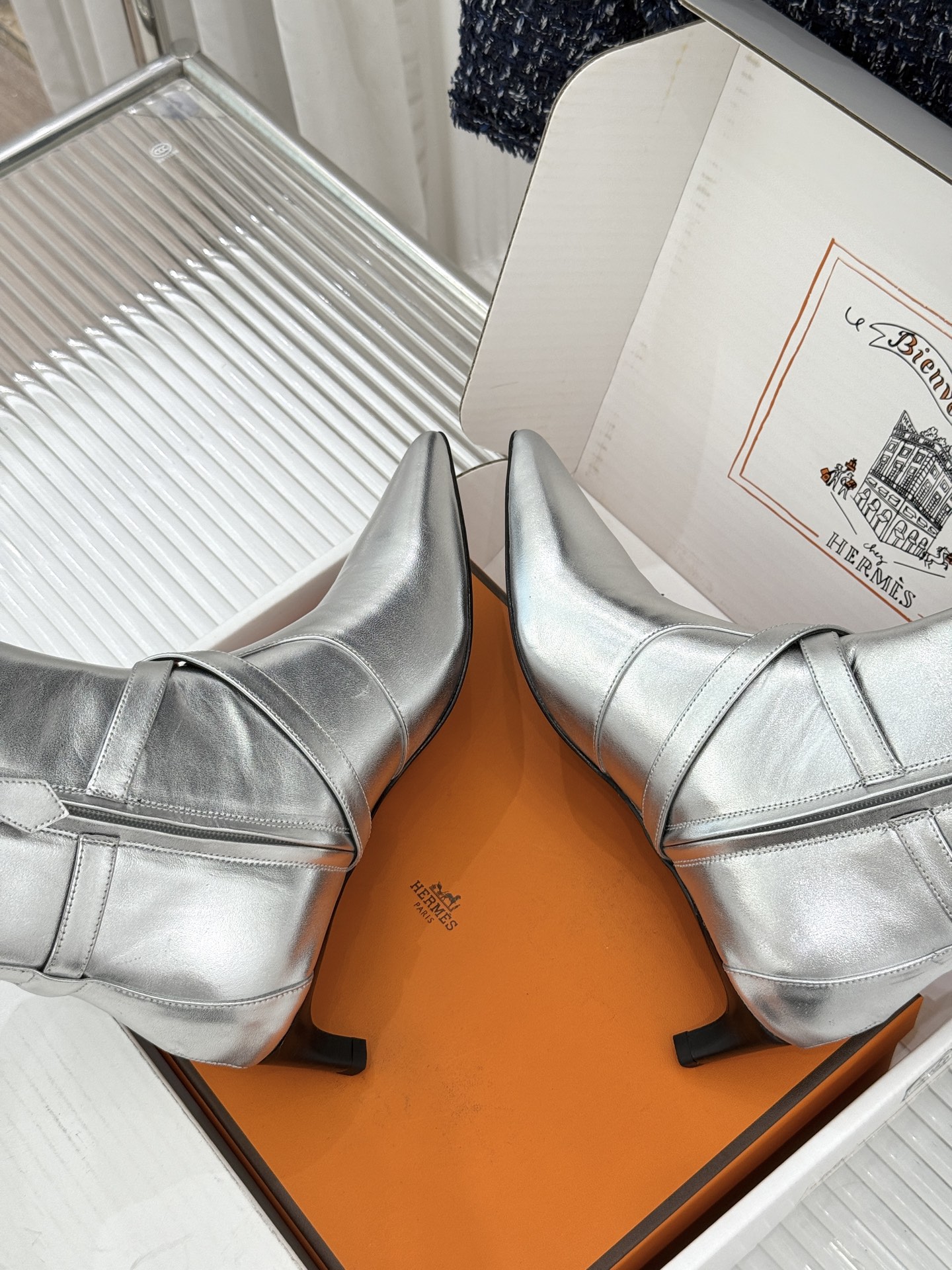 顶版 Hermès/爱马仕26WF新品Kelly扣 尖头侧拉链性感猫跟短靴 Kelly锁扣镌刻经典标识 尖头微露性感氛围 顶版 Hermès/爱马仕26WF新品Kelly扣 尖头侧拉链性感猫跟短靴 Kelly锁扣镌刻经典标识 尖头微露性感氛围