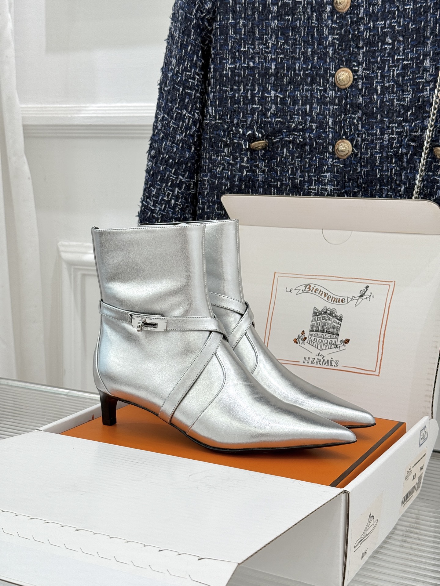 顶版 Hermès/爱马仕26WF新品Kelly扣 尖头侧拉链性感猫跟短靴 Kelly锁扣镌刻经典标识 尖头微露性感氛围 顶版 Hermès/爱马仕26WF新品Kelly扣 尖头侧拉链性感猫跟短靴 Kelly锁扣镌刻经典标识 尖头微露性感氛围