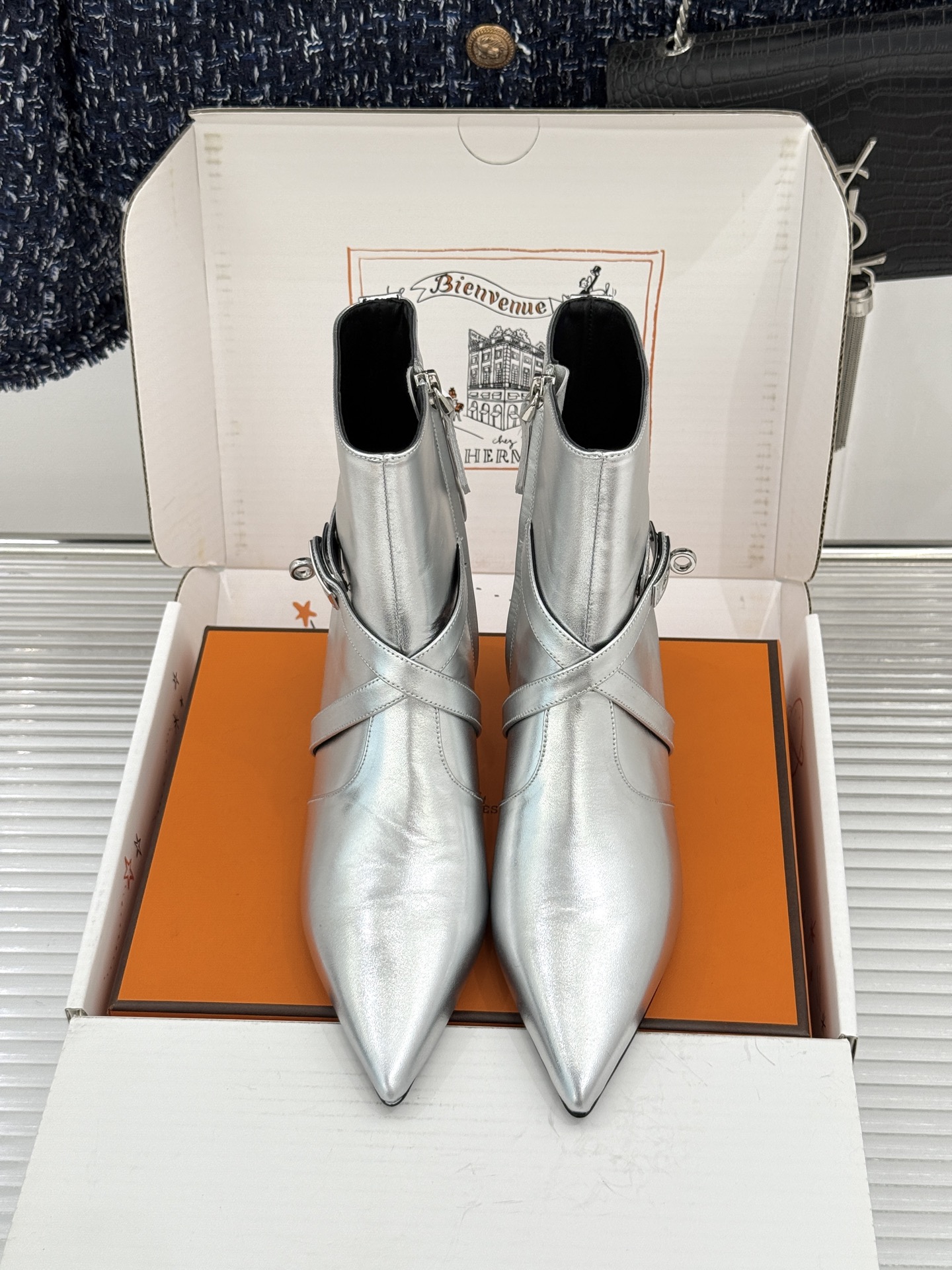 顶版 Hermès/爱马仕26WF新品Kelly扣 尖头侧拉链性感猫跟短靴 Kelly锁扣镌刻经典标识 尖头微露性感氛围 顶版 Hermès/爱马仕26WF新品Kelly扣 尖头侧拉链性感猫跟短靴 Kelly锁扣镌刻经典标识 尖头微露性感氛围