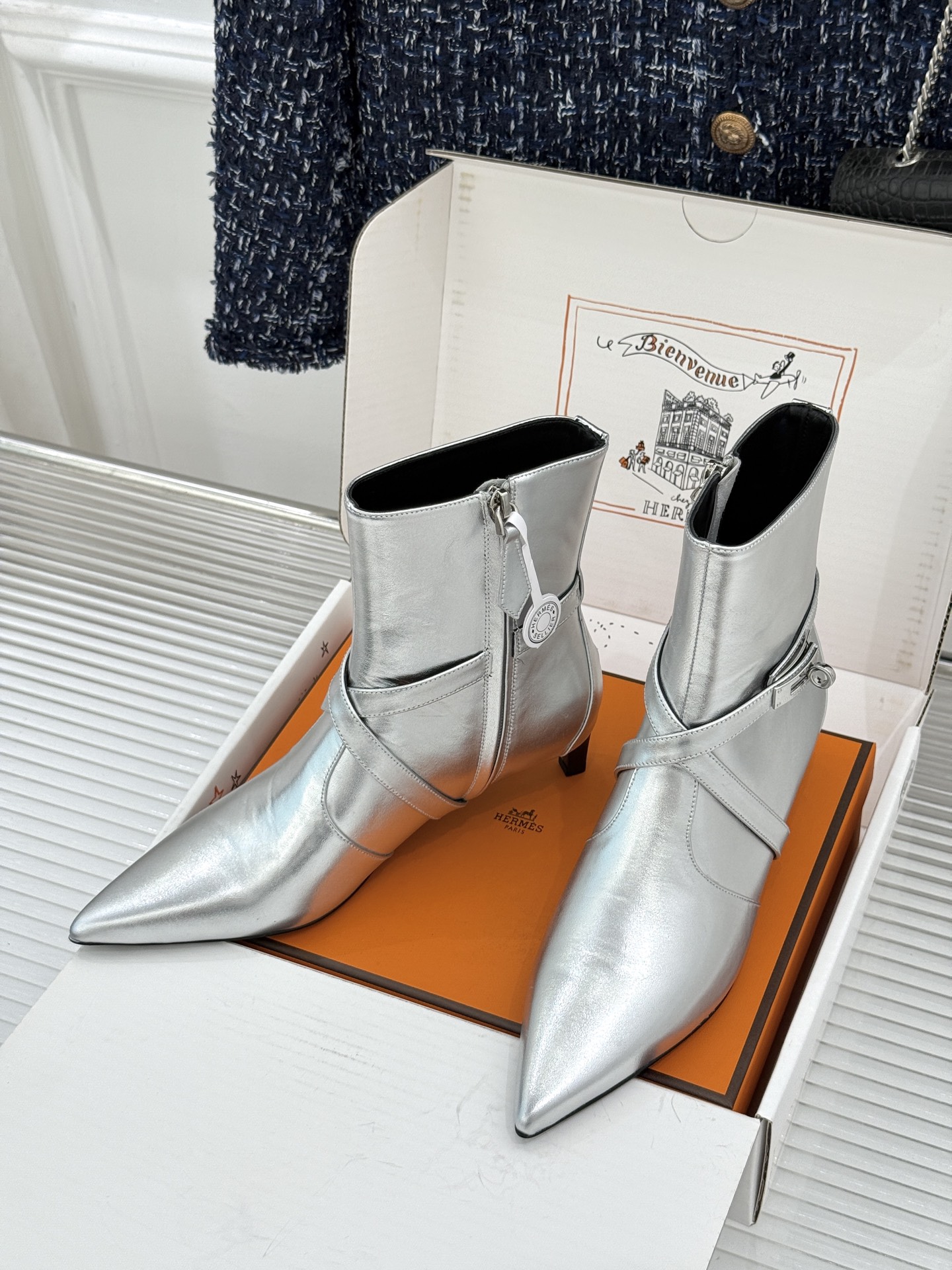 顶版 Hermès/爱马仕26WF新品Kelly扣 尖头侧拉链性感猫跟短靴 Kelly锁扣镌刻经典标识 尖头微露性感氛围 顶版 Hermès/爱马仕26WF新品Kelly扣 尖头侧拉链性感猫跟短靴 Kelly锁扣镌刻经典标识 尖头微露性感氛围