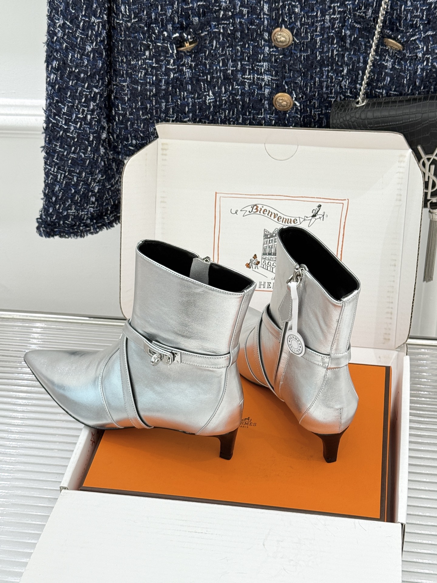 顶版 Hermès/爱马仕26WF新品Kelly扣 尖头侧拉链性感猫跟短靴 Kelly锁扣镌刻经典标识 尖头微露性感氛围 顶版 Hermès/爱马仕26WF新品Kelly扣 尖头侧拉链性感猫跟短靴 Kelly锁扣镌刻经典标识 尖头微露性感氛围