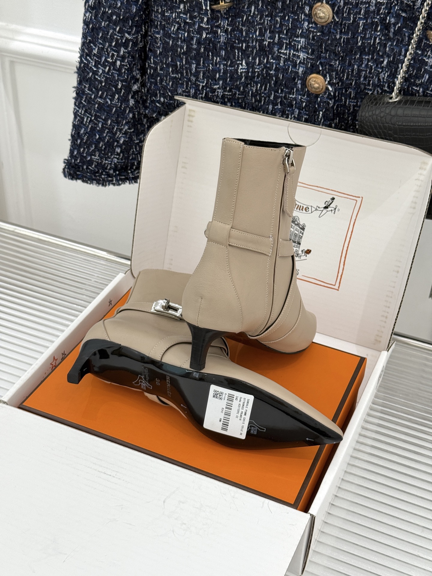 顶版 Hermès/爱马仕26WF新品Kelly扣 尖头侧拉链性感猫跟短靴 Kelly锁扣镌刻经典标识 尖头微露性感氛围 顶版 Hermès/爱马仕26WF新品Kelly扣 尖头侧拉链性感猫跟短靴 Kelly锁扣镌刻经典标识 尖头微露性感氛围