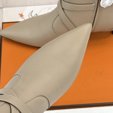顶版 Hermès/爱马仕26WF新品Kelly扣 尖头侧拉链性感猫跟短靴 Kelly锁扣镌刻经典标识 尖头微露性感氛围 顶版 Hermès/爱马仕26WF新品Kelly扣 尖头侧拉链性感猫跟短靴 Kelly锁扣镌刻经典标识 尖头微露性感氛围