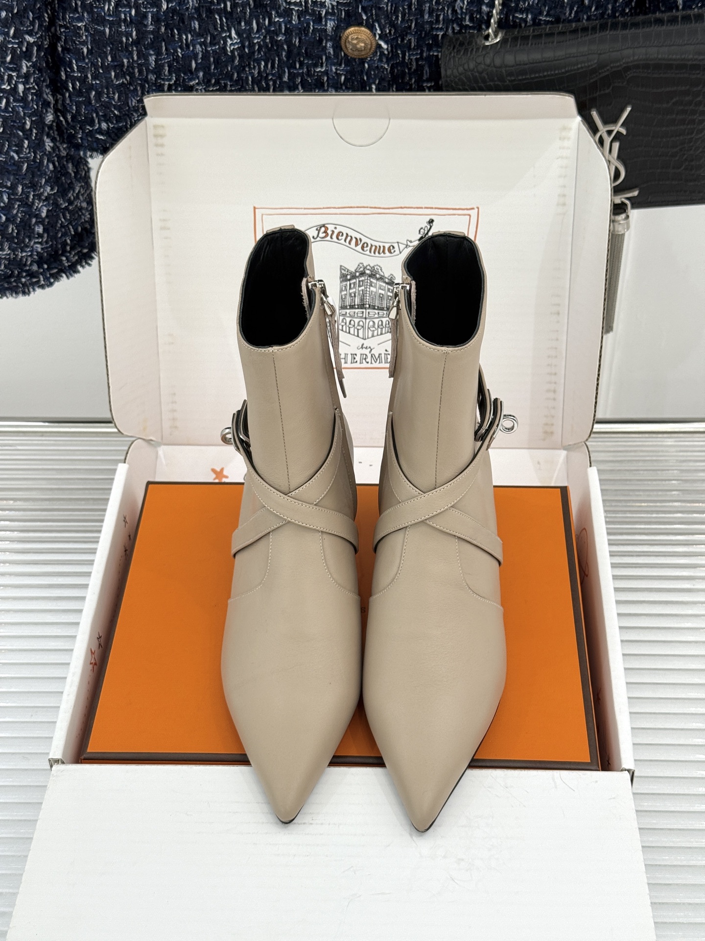 顶版 Hermès/爱马仕26WF新品Kelly扣 尖头侧拉链性感猫跟短靴 Kelly锁扣镌刻经典标识 尖头微露性感氛围 顶版 Hermès/爱马仕26WF新品Kelly扣 尖头侧拉链性感猫跟短靴 Kelly锁扣镌刻经典标识 尖头微露性感氛围