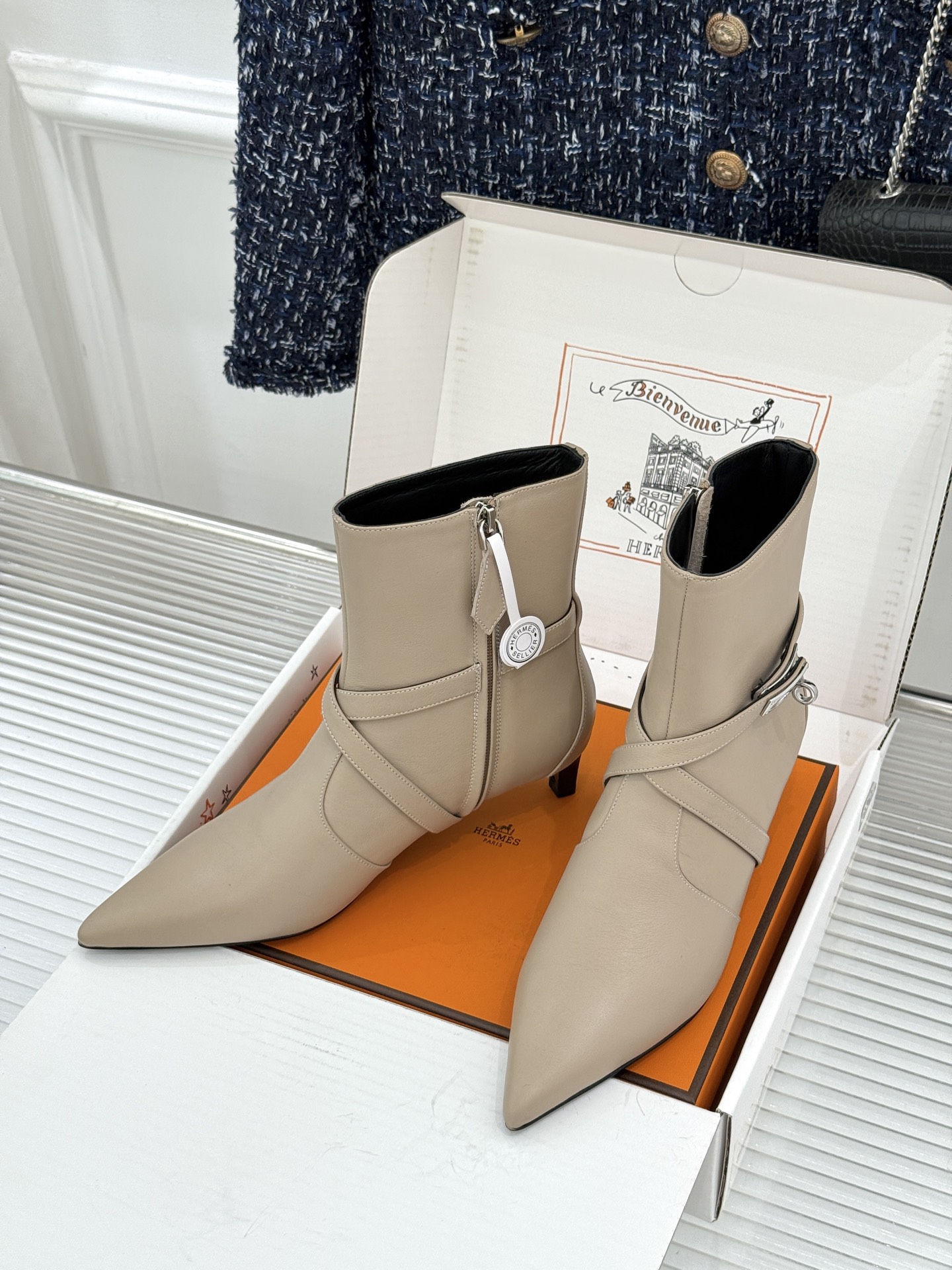 顶版 Hermès/爱马仕26WF新品Kelly扣 尖头侧拉链性感猫跟短靴 Kelly锁扣镌刻经典标识 尖头微露性感氛围 顶版 Hermès/爱马仕26WF新品Kelly扣 尖头侧拉链性感猫跟短靴 Kelly锁扣镌刻经典标识 尖头微露性感氛围