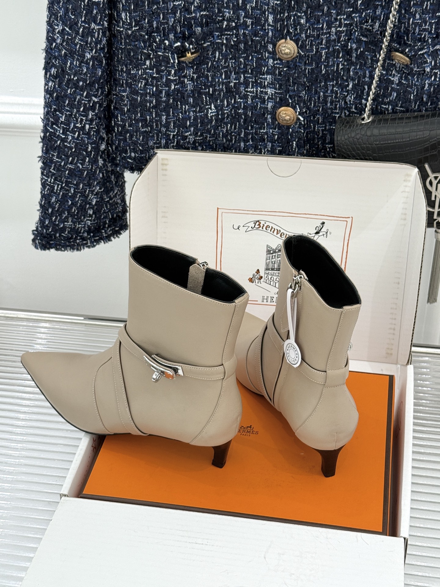 顶版 Hermès/爱马仕26WF新品Kelly扣 尖头侧拉链性感猫跟短靴 Kelly锁扣镌刻经典标识 尖头微露性感氛围 顶版 Hermès/爱马仕26WF新品Kelly扣 尖头侧拉链性感猫跟短靴 Kelly锁扣镌刻经典标识 尖头微露性感氛围