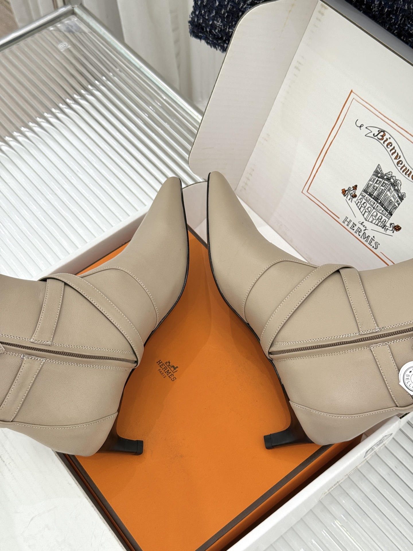顶版 Hermès/爱马仕26WF新品Kelly扣 尖头侧拉链性感猫跟短靴 Kelly锁扣镌刻经典标识 尖头微露性感氛围 顶版 Hermès/爱马仕26WF新品Kelly扣 尖头侧拉链性感猫跟短靴 Kelly锁扣镌刻经典标识 尖头微露性感氛围