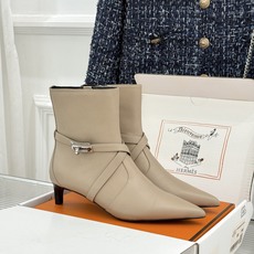 顶版 Hermès/爱马仕26WF新品Kelly扣 尖头侧拉链性感猫跟短靴 Kelly锁扣镌刻经典标识 尖头微露性感氛围 顶版 Hermès/爱马仕26WF新品Kelly扣 尖头侧拉链性感猫跟短靴 Kelly锁扣镌刻经典标识 尖头微露性感氛围