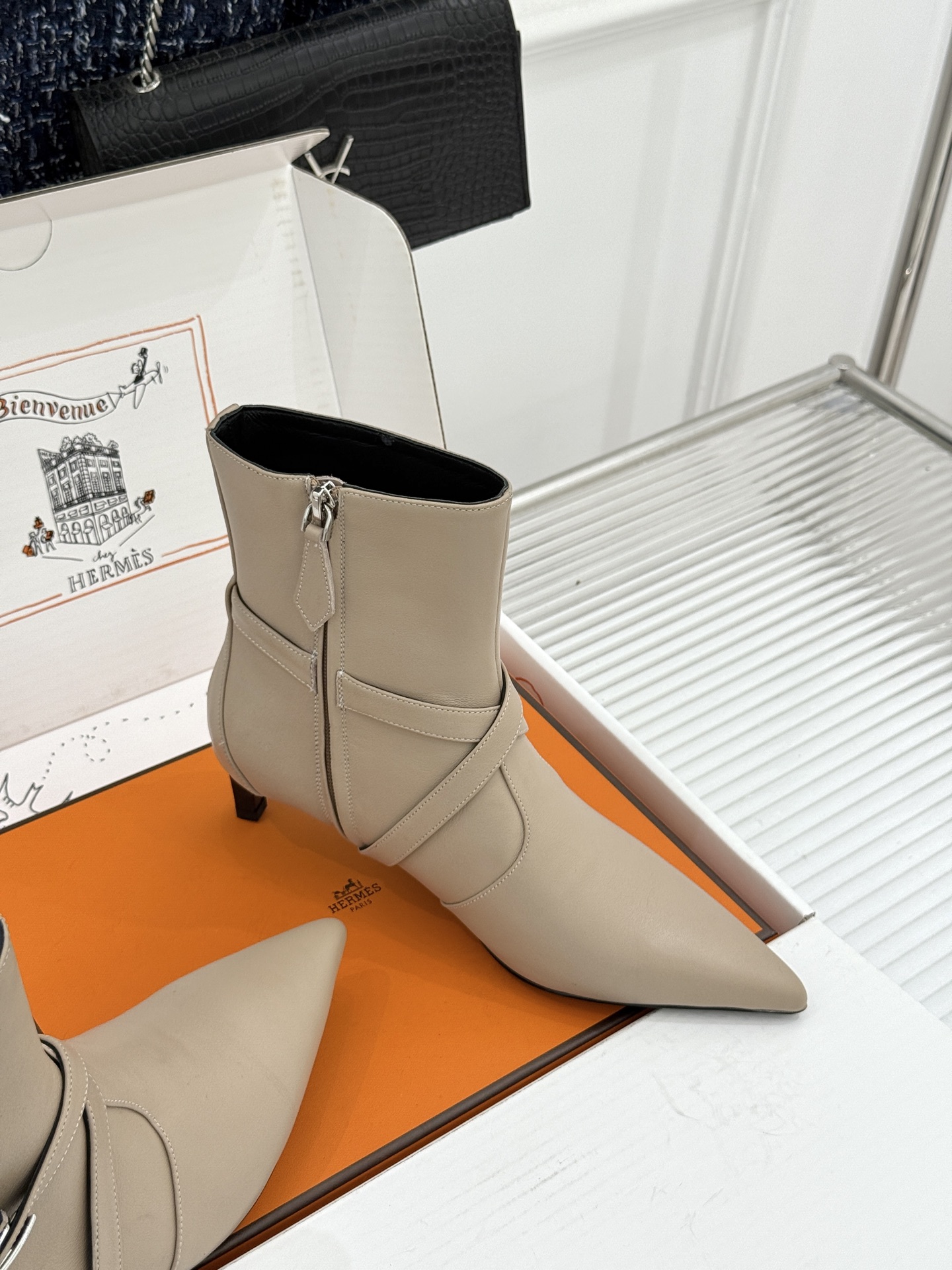 顶版 Hermès/爱马仕26WF新品Kelly扣 尖头侧拉链性感猫跟短靴 Kelly锁扣镌刻经典标识 尖头微露性感氛围 顶版 Hermès/爱马仕26WF新品Kelly扣 尖头侧拉链性感猫跟短靴 Kelly锁扣镌刻经典标识 尖头微露性感氛围