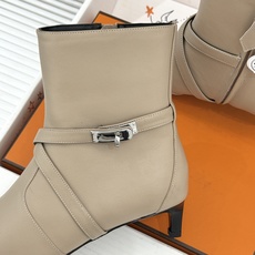 顶版 Hermès/爱马仕26WF新品Kelly扣 尖头侧拉链性感猫跟短靴 Kelly锁扣镌刻经典标识 尖头微露性感氛围 顶版 Hermès/爱马仕26WF新品Kelly扣 尖头侧拉链性感猫跟短靴 Kelly锁扣镌刻经典标识 尖头微露性感氛围