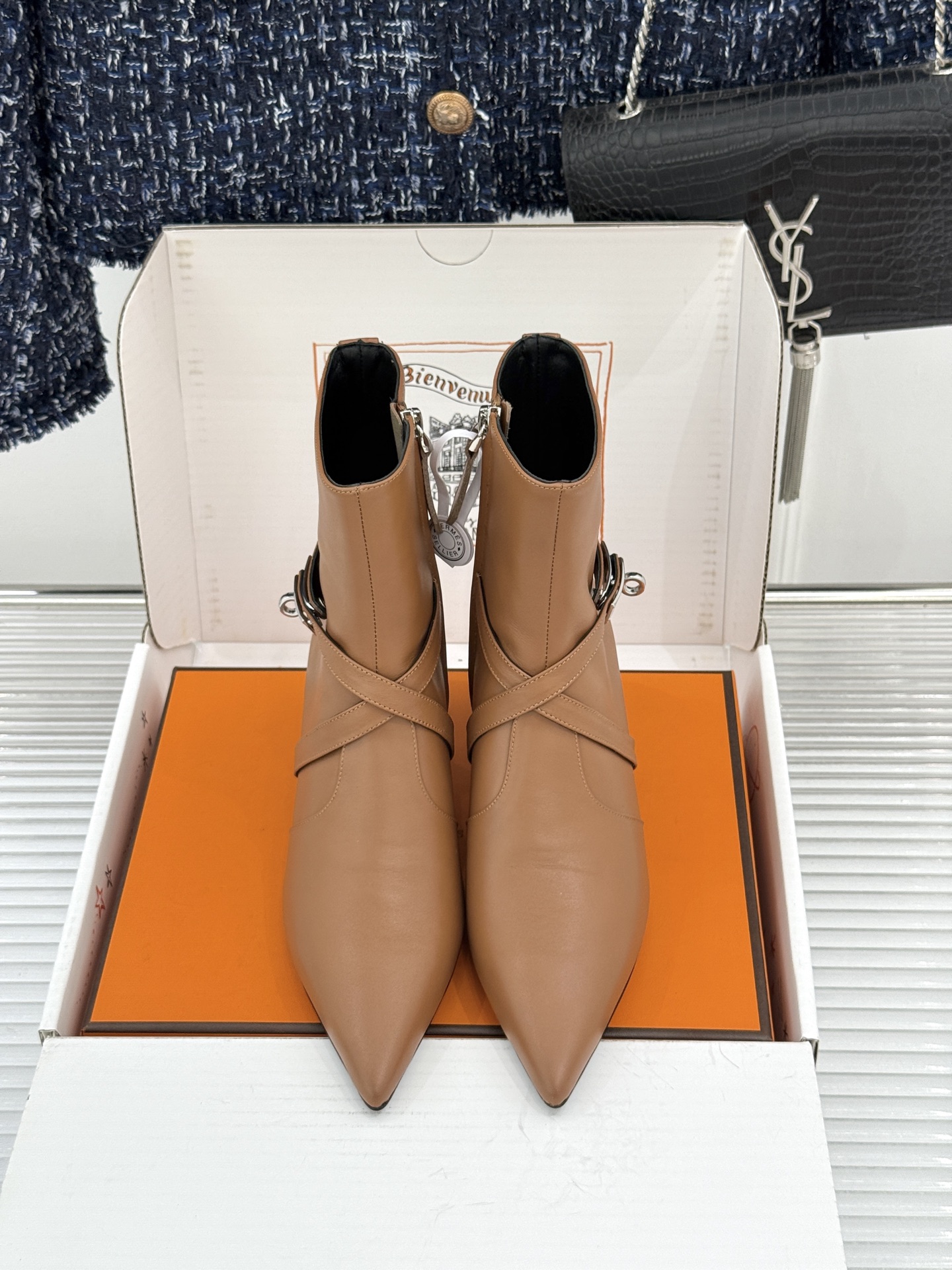 顶版 Hermès/爱马仕26WF新品Kelly扣 尖头侧拉链性感猫跟短靴 Kelly锁扣镌刻经典标识 尖头微露性感氛围 顶版 Hermès/爱马仕26WF新品Kelly扣 尖头侧拉链性感猫跟短靴 Kelly锁扣镌刻经典标识 尖头微露性感氛围
