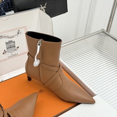 顶版 Hermès/爱马仕26WF新品Kelly扣 尖头侧拉链性感猫跟短靴 Kelly锁扣镌刻经典标识 尖头微露性感氛围 顶版 Hermès/爱马仕26WF新品Kelly扣 尖头侧拉链性感猫跟短靴 Kelly锁扣镌刻经典标识 尖头微露性感氛围